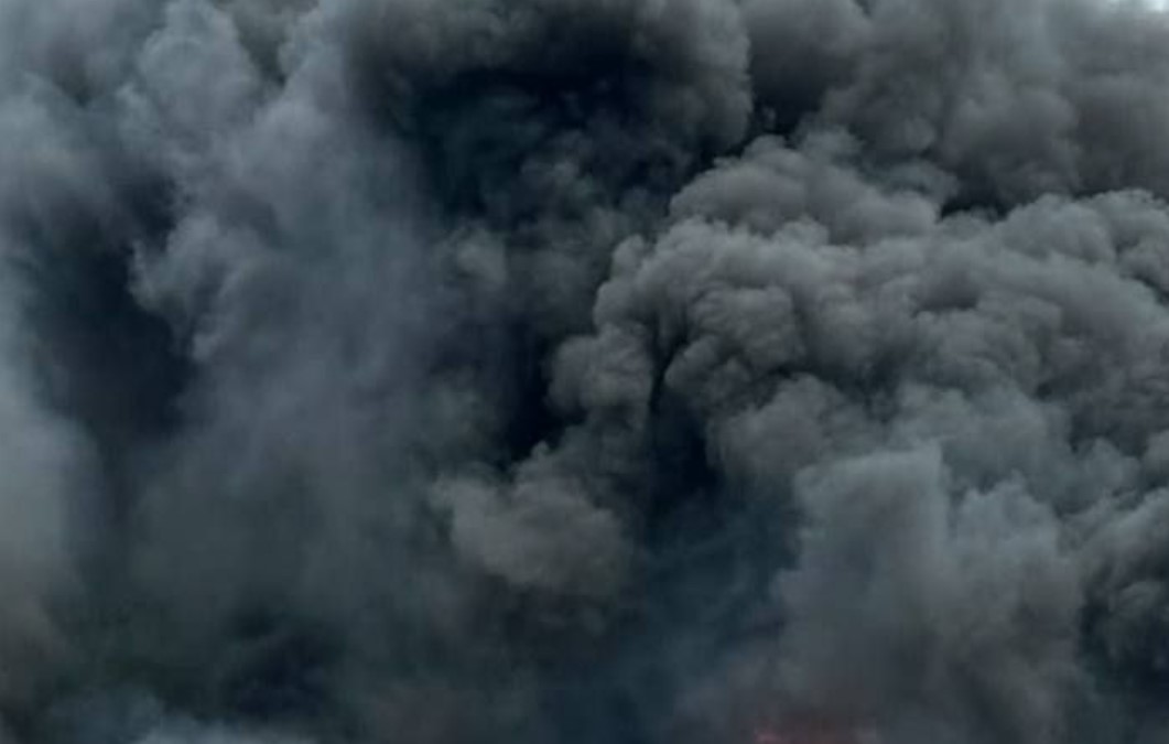 Росіяни вдарили по Дніпропетровщині: спалахнула масштабна пожежа Росіяни вдарили по Дніпропетровщині: спалахнула масштабна пожежа